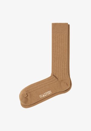 Calcetines marrones acanalados hechos de un tejido suave con una puntera reforzada; presenta el logo blanco "SCAIPERS" cerca del área del tobillo.