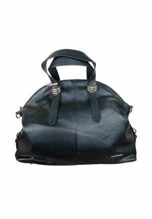 Borsa a mano in pelle nera strutturata con doppi manici, anelli argentati, chiusura con cerniera e piccolo logo del marchio sul lato inferiore destro.