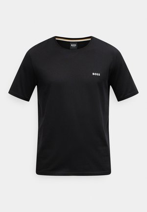 Zwart katoenen T-shirt met een ronde hals, korte mouwen en een klein wit "BOSS"-logo op de linkerborst. Soepele textuur, eenvoudig design.