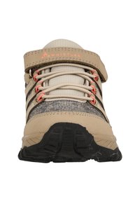 Vaatetussaari beisin värinen vaelluskengä, jossa on pehmustettu kieli, verkkokankaiset yksityiskohdat, musta kumipohja ja vaalean oranssit yksityiskohdat. Varustettu tarranauhalla ja nauhoilla.