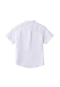 Camisa blanca de manga corta con cuello abotonado, textura de lino suave, detalle de pliegue en la espalda y dobladillo curvado.