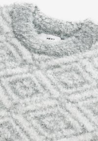 Lichtgrijze, fla fluffy gebreide trui met een gestructureerd ruitpatroon, voorzien van een ronde halslijn en een label met "NEXT."