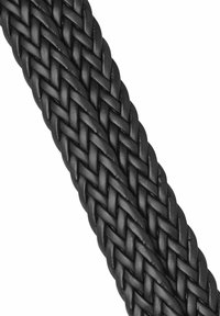 Zwarte gevlochten leren band met een gestructureerd oppervlak, met een strak geweven ontwerp voor duurzaamheid en stijl.
