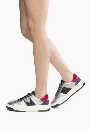 Scarpe da ginnastica argento con dettagli neri e tacco in suede rosa. Presentano una parte posteriore testurizzata e una suola nera testurizzata. I lacci sono neri.