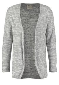 Grå cardigan tillverkad av stickad tyg, med en design med öppen front, långa ärmar och texturerade mönster genom hela plagget. Inga knäppningar finns.