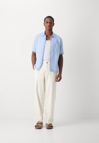 Marc O'Polo CAMP COLLAR SHORT SLEEVES ONE RECTANGULAR CHEST POCKET SLITS AT SIDE SEAMS - Ing - multi  homestead blue