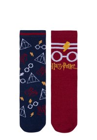 Stricksocken; eine navyblaue mit weißen, roten und gelben Mustern im Harry-Potter-Thema, die andere rot mit weißen Grafiken und Text.