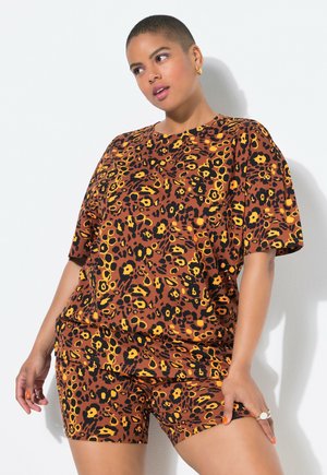 Korte mouwen top met luipaardprint en bijpassende shorts set in bruin, zwart en gele tinten; zachte stof; relaxte pasvorm; casual ontwerp.