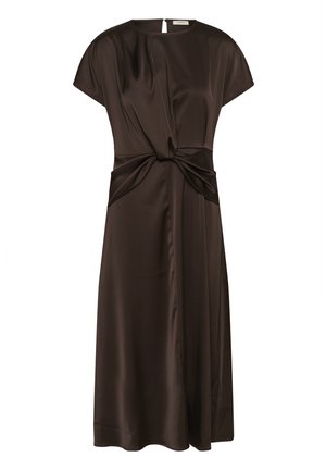 Sötétbarna szatén midi ruha rövid ujjal, kerek nyakkivágással és csavart csomó részlettel a deréknál.