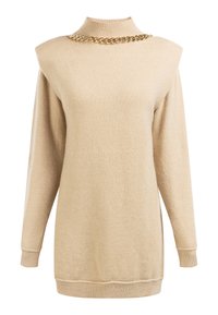 Robe-pull beige avec col roulé côtelé, forme allongée, manches longues, et accent chaîne dorée au niveau de l'encolure ; texture douce et tricotée.
