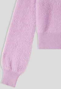 Jasnofioletowy, puszysty sweter z długimi, obszernymi rękawami zakończonymi ściągaczami, prezentujący miękką teksturę i luźny fason.