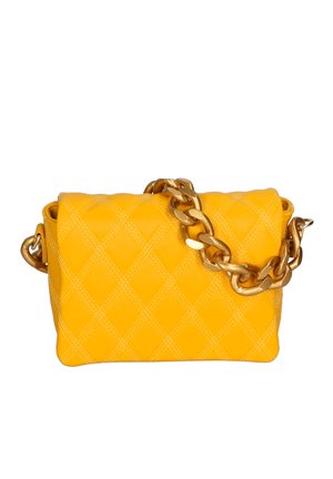 Sac à main matelassé jaune avec une fermeture à rabat et une épaisse chaîne dorée en bandoulière sur fond blanc.