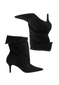 Paire de bottines noires en daim à bout pointu, avec revers rabattus et talons fins de hauteur moyenne, vues de côté et de dessus.