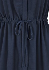 Robe en tissu bleu foncé avec une taille cintrée nouée par un cordon bleu assorti formant un nœud au centre devant.