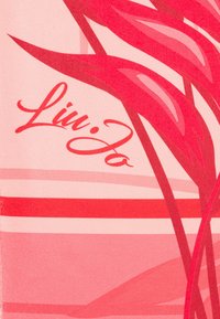 Tessuto a motivi rossi e rosa con disegni di foglie, dalla consistenza liscia. Include il logo stampato "Liu Jo" in elegante corsivo.