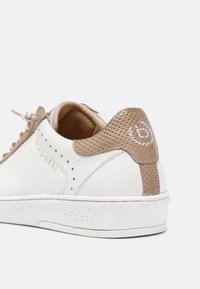 bugatti FERLY - Trainers - beige/white
