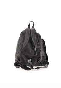 Sac à dos en cuir noir avec une texture douce, deux bretelles réglables, une poche zippée et un patch logo à l'avant.