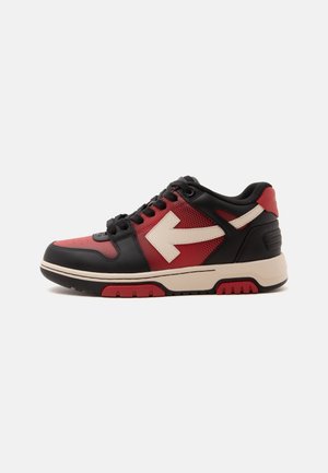 Lave sneakers i sort, rød og beige med et stort beige pil-design på siden og sorte snørebånd.