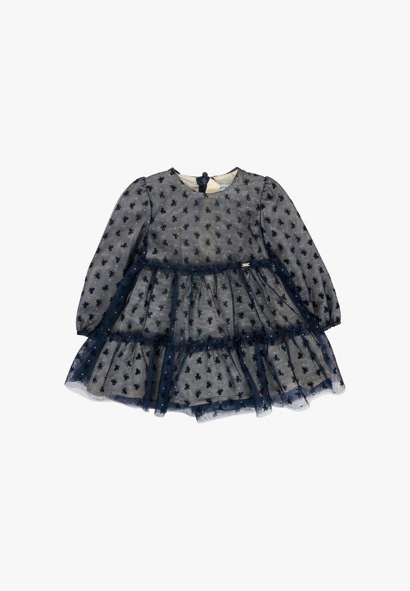 Granatowa sukienka dla małej dziewczynki z długimi przezroczystymi rękawami, warstwową falbaną i małymi wzorami w kokardki na całej powierzchni.