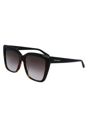 Occhiali da sole oversize neri e tartarugati con lenti a gradiente, caratterizzati da una forma quadrata audace e il marchio dorato 'Ferragamo' sulla montatura.