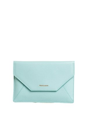 Pochette en cuir turquoise avec un design d'enveloppe, présentant une surface texturée, un rabat triangulaire et le logo doré "Trussardi".
