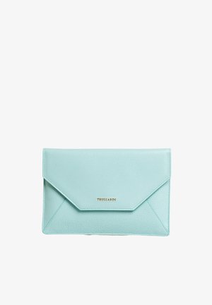 Turquoise leren clutch met een envelopontwerp, voorzien van een getextureerd oppervlak, driehoekige flap en een gouden "Trussardi" logo.