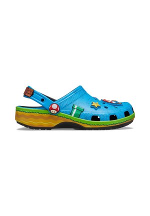 Blauwe klomp met groene en gele zool, versierd met Super Mario-thema bedels waaronder een paddenstoel, ster en pijp.