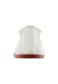 Witte canvas instapschoen met een ronde neuzen en een bruine rubberen zool. Heeft minimale stiksels en een gladde textuur.