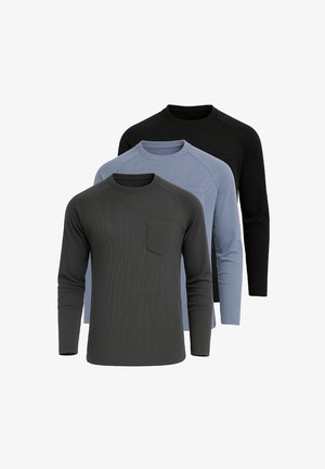 Trzy koszulki z długim rękawem: czarna o gładkiej fakturze, jasnoniebieska z prążkowanej tkaniny i ciemnoszara z kieszonką.