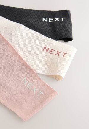 Trois bandeaux en tissu en noir, blanc et rose. Chacun présente un logo "NEXT" contrastant : blanc sur noir, rouge sur blanc, et bleu clair sur rose.
