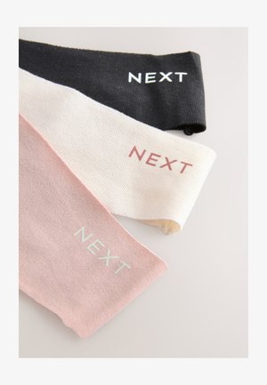 Drei Stoffstirnbänder in Schwarz, Weiß und Rosa. Jedes trägt ein kontrastierendes "NEXT"-Logo: Weiß auf Schwarz, Rot auf Weiß und Hellblau auf Rosa.