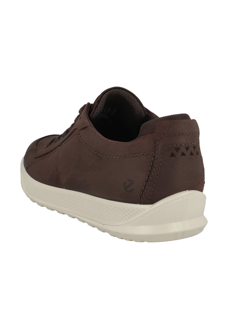 Brązowy skórzany but o teksturowanej powierzchni, z białą podeszwą i trójkątnymi wycięciami na tylnej górnej części. Niskoprofilowy design.