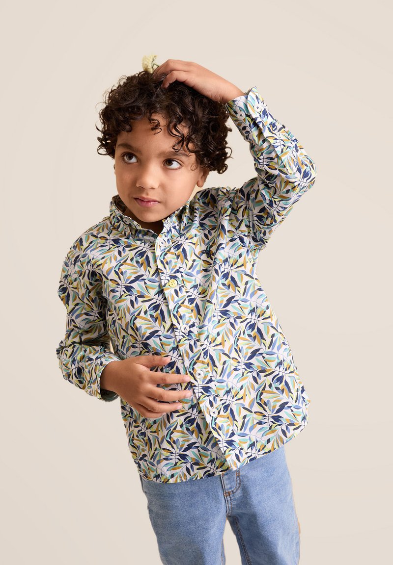 Langmouwige shirt van katoen, met een veelkleurig bladerenpatroon op een lichte achtergrond, voorzien van een knoopsluiting bij de kraag en manchetten.