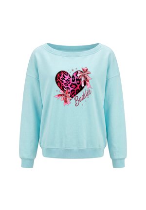 Lyseblå sweatshirt med bred halsudskæring, med et lyserødt leopardhjerte, to lyserøde sløjfer og ordet "Baddie" skrevet med kursiv.