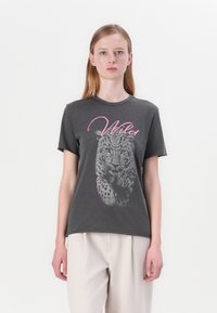 Grijze katoenen t-shirt met een zwart en grijs luipaard graphic met "Wild" in roze tekst. Korte mouwen en een ronde halslijn met een relaxte pasvorm.