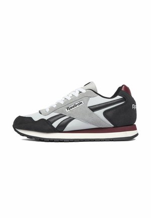 Niskie sneakersy Reebok w kolorach białym, szarym, czarnym i bordowym, z wiązaniem na sznurówki oraz markowymi detalami po bokach i na pięcie.