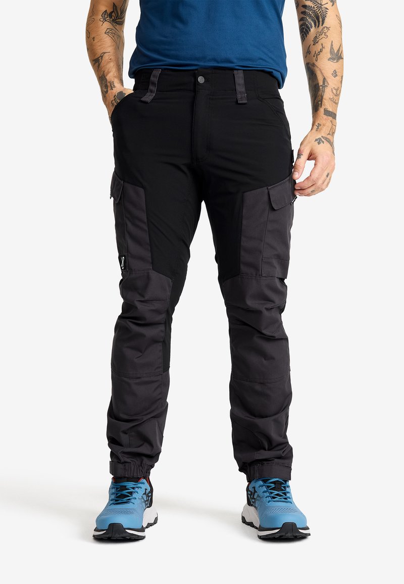 Svarta cargobyxor med grå detaljer och elastiska muddar, med flera fickor och en slät, hållbar tygtextur.