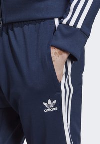 adidas Originals ADICOLOR CLASSICS SST - Pantalon de survêtement - night indigo