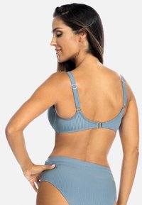 Rybkowany niebieski biustonosz bikini z regulowanymi ramiączkami i zapięciem na klamrę. Gładka tekstura, minimalne zdobienia i zaokrąglony krój pleców.