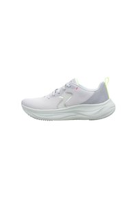 Baskets de sport grises et blanches avec tige en mesh, semelle texturée, accents néon et design à lacets. Silhouette profilée pour un soutien et un confort optimaux.
