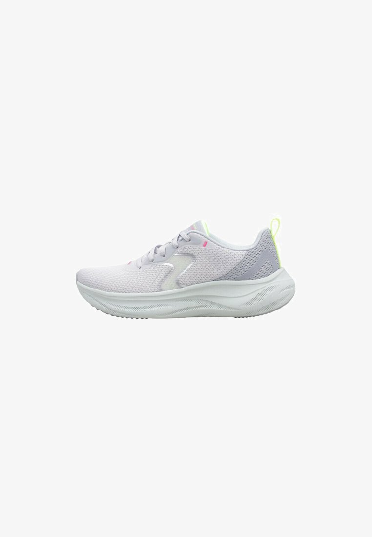 Zapatilla deportiva en gris y blanco con parte superior de malla, suela texturizada, acentos en neón y diseño de cordones. Silueta contorneada para soporte y comodidad.