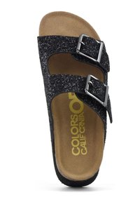Infradito neri con due fibbie argentate regolabili, materiale superiore glitterato e una soletta imbottita beige con il logo del marchio.