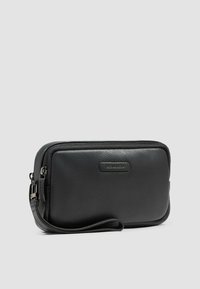 Portafoglio in pelle nera con superficie testurizzata, chiusura con cerniera e cinturino da polso staccabile. Presenta un logo del marchio discreto sulla parte anteriore.