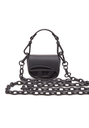 Malá čierna kabelka vyrobená z hladkej kože, so zaobleným tvarom, predným logom a textúrovaným reťazovým popruhom.