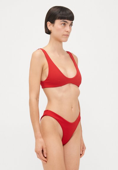 Červený bikiny set s hlbokým výstrihom do V a vysokými nohavičkami. Vyrobené z hladkého materiálu s minimalistickými ramienkami a bezšvovými okrajmi.