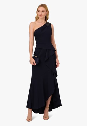Marineblaues, einseitig geschnittenes, formelles Kleid mit asymmetrischen Rüschen und einer Taillenpeplum. Mit Verzierungen an der Schulter und bodenlanger Gestaltung.