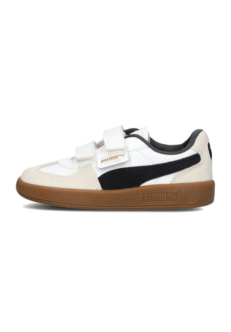 Witte en zwarte trainers met klittenbandsluitingen, met een bovenwerk van suede en synthetisch materiaal, een gumrubberen zool en Puma-huisstijl aan de zijkant.