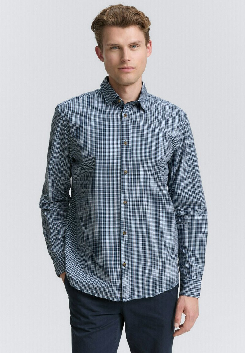 Langsleeve geruite shirt in navy en wit, met knopen aan de voorkant en een klassieke kraag. Katoenen stof, relaxte pasvorm.