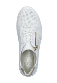 Sneaker bianca con un design perforato, chiusura con lacci, cerniera laterale con hardware dorato e soletta imbottita etichettata "Anti-Stress."