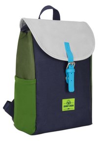 Batoh so šedým viečkom, telom námorníckej modrej farby, zelenou bočnou kapsou a modrým uzáverom na popruhu. Materiál je odolná tkanina s hladkou textúrou.